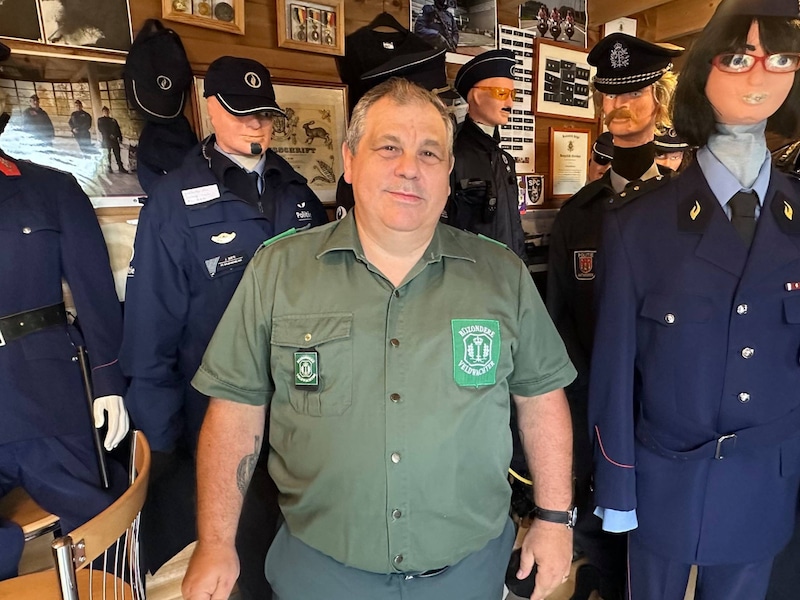 Marc (55) heeft eigen museum over rijkswacht en leger: “Overal hangen camera’s... Je wil niet dat die politie-uniformen gestolen worden”