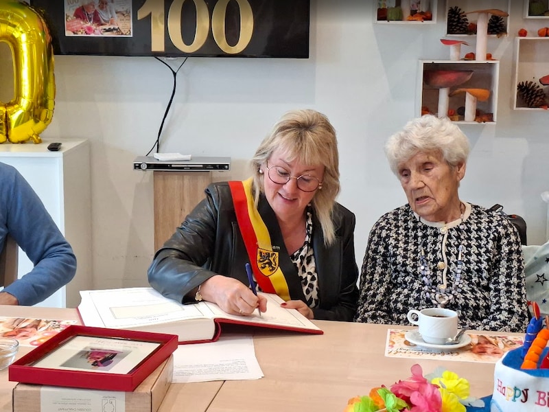 Simonne Theetaert vierde haar 100ste verjaardag en werd ingeschreven in Gulden Boek van de gemeente Zedelgem.