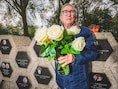 “We zijn heel gelukkig geweest, alleen veel te kort”: Hubert (85) legt al 16 jaar lang elke week witte rozen bij het graf van zijn echtgenote Rosette