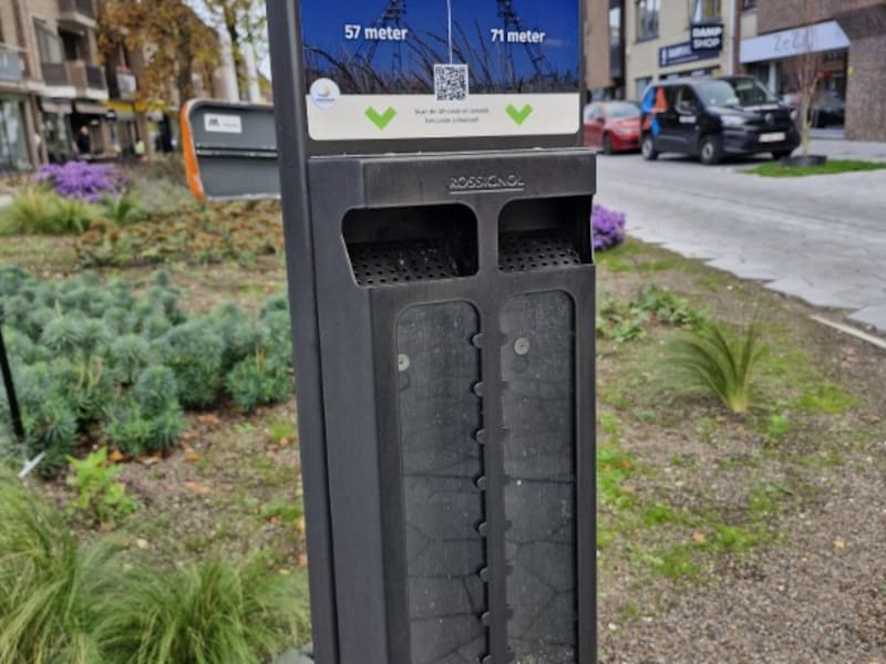 Houthalen plaatst peukenzuilen in de Vredelaan nadat gemeentemedewerkers in één week 673 sigarettenpeuken opraapten