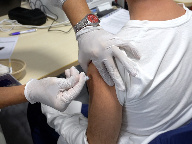 Vaccin tegen dodelijkste vorm huidkanker halveert risico’s bijna