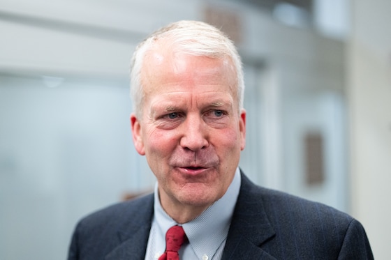 De huidige Republikeinse senator voor Alaska Daniel S. Sullivan 