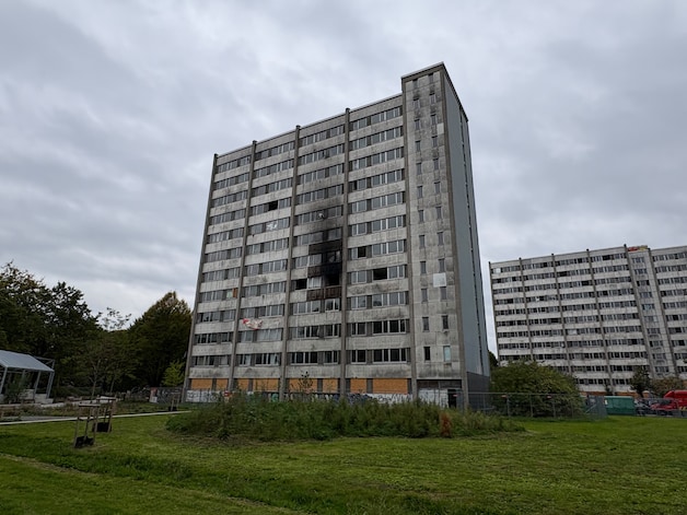 Wat als het brandt op de achtste verdieping? Brandweerlieden oefenen in ...
