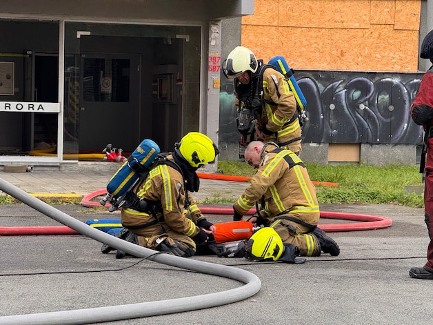 Wat als het brandt op de achtste verdieping? Brandweerlieden oefenen in ...