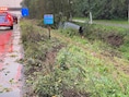 Auto schuift gracht in op kletsnatte A19 in Geluveld