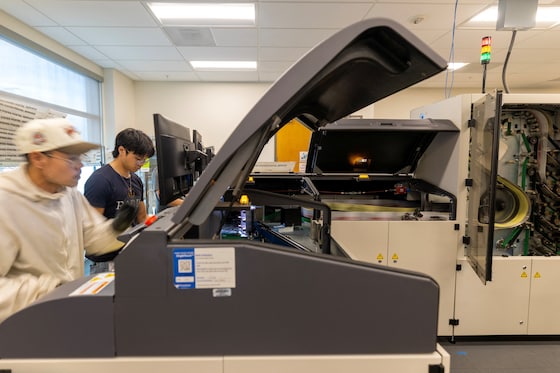 Verkiezingspersoneel aan het werk bij machines die briefstembewijzen in Californië sorteren.