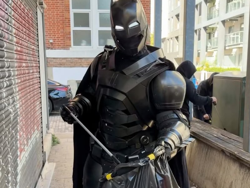 “Mensen hebben het lastig, ik wil helpen”: mysterieuze Batman laat automobilisten gratis tanken en betaalt parkeerboetes in buurt van ziekenhuizen