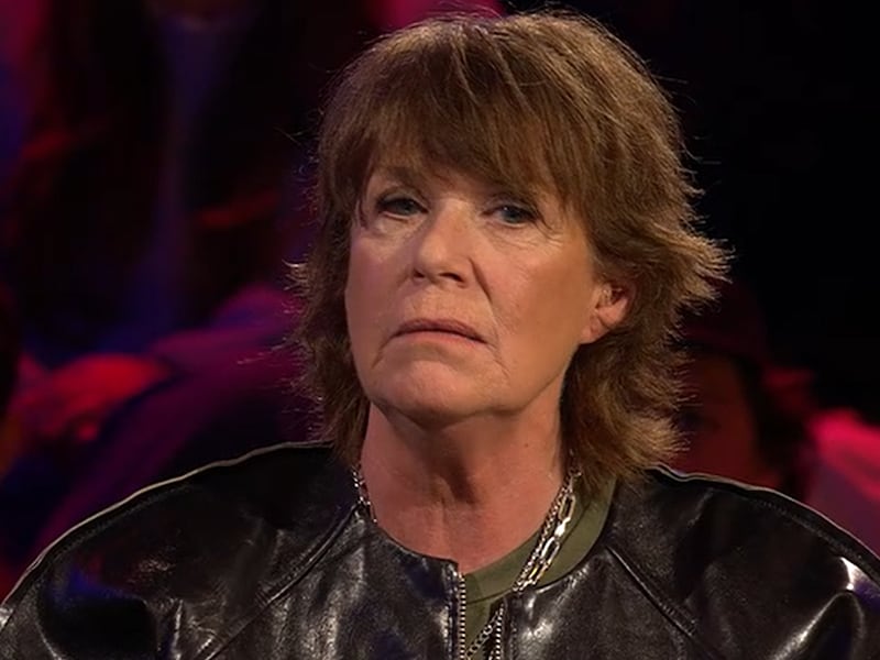 Onbewogen Barbara Sarafian valt op als jurylid in ‘De Slimste Mens’: “Alles gaat zeer goed”