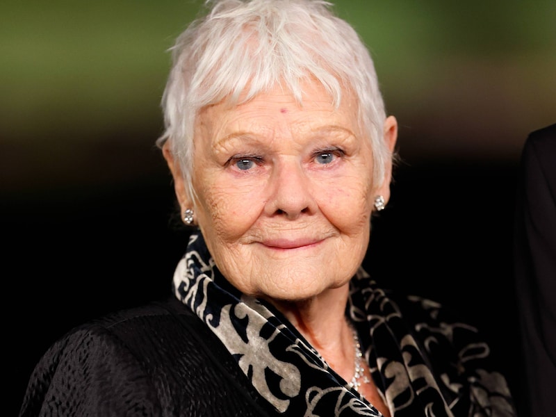 Judi Dench (91) stopt definitief met acteren door oogziekte: “Ik kan niet meer lezen”