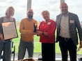 Dieter Opdecam (rechts) overhandigde de award aan directeur Lucrèse Claus en haar team.