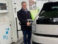 Met 5 minuten tanken 700 kilometer ver, aan 12 euro per 100 kilometer: onze mobiliteitsexpert test nieuwe waterstofauto’s. “Het tankpistool vroor vast aan de auto”
