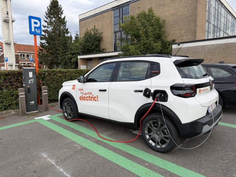 Nieuwe elektrische Cambio-deelwagen aan kerk van Haacht-Station