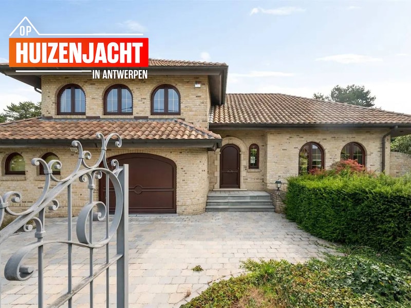 Deze karaktervolle villa met binnenzwembad staat te koop in Olen.