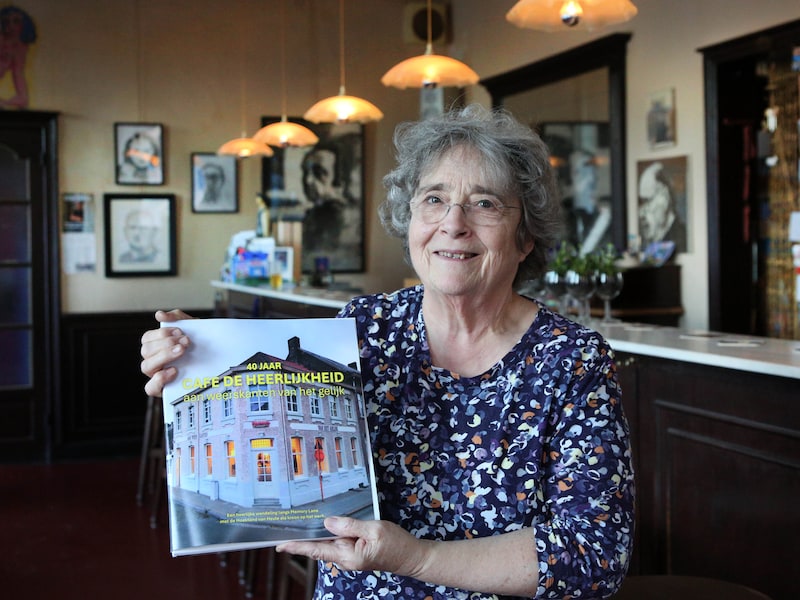 ‘Seine’ (69) blikt in boek terug op 40 jaar café De Heerlijkheid: “Op een bus in Amerika besliste ik om cafébazin te worden”