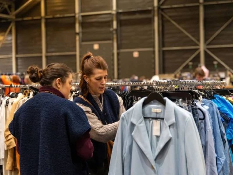 Meer dan 750 standhouders verkopen binnenkort tweedehandsspullen in de Trixxo Arena in Hasselt: “Van speelgoed tot vintagekleding en meubels”