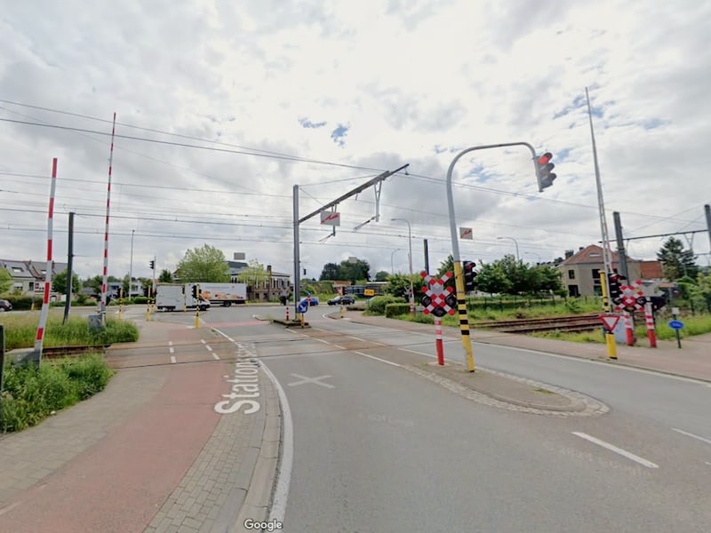 Overweg in Stationsstraat heel het weekend afgesloten voor spoorwerken: ook fietsers en voetgangers kunnen niet door