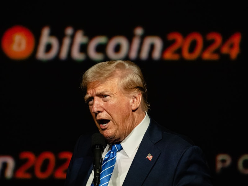 Trump aangeklaagd om misbruik presidentschap voor winst met crypto: “Schaamteloos geprofiteerd van zijn ambt”