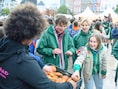 Jongeren genieten van gratis ontbijt en muziek op Dag van de Jeugdbeweging