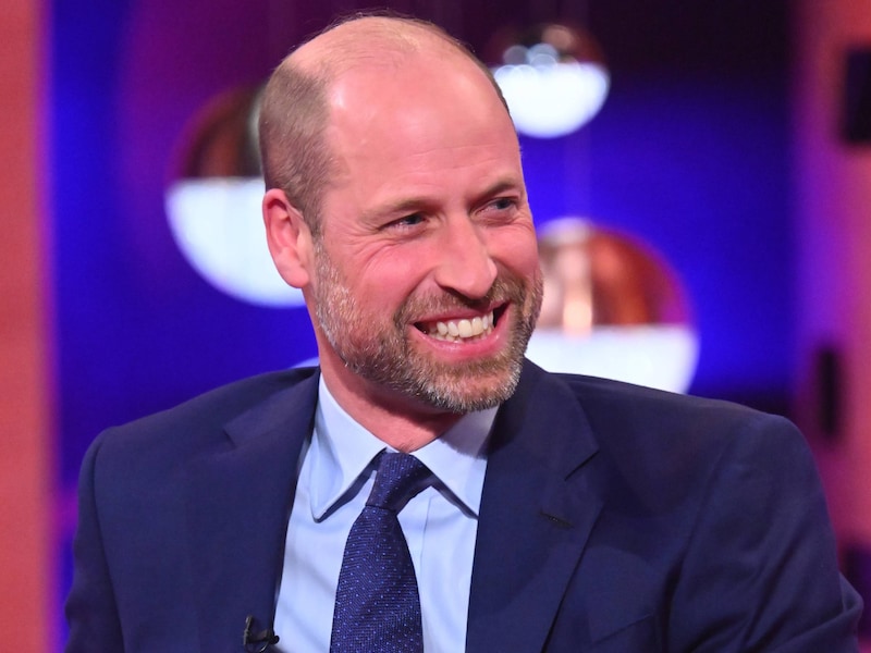 Prins William als eerste royal te gast in talkshow Graham Norton: “Op de iconische rode bank”