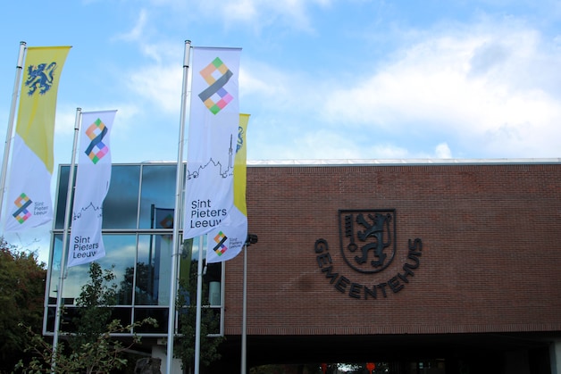 Sint-Pieters-Leeuw lanceert nieuwe website én gemeentelogo: “Vertrokken ...