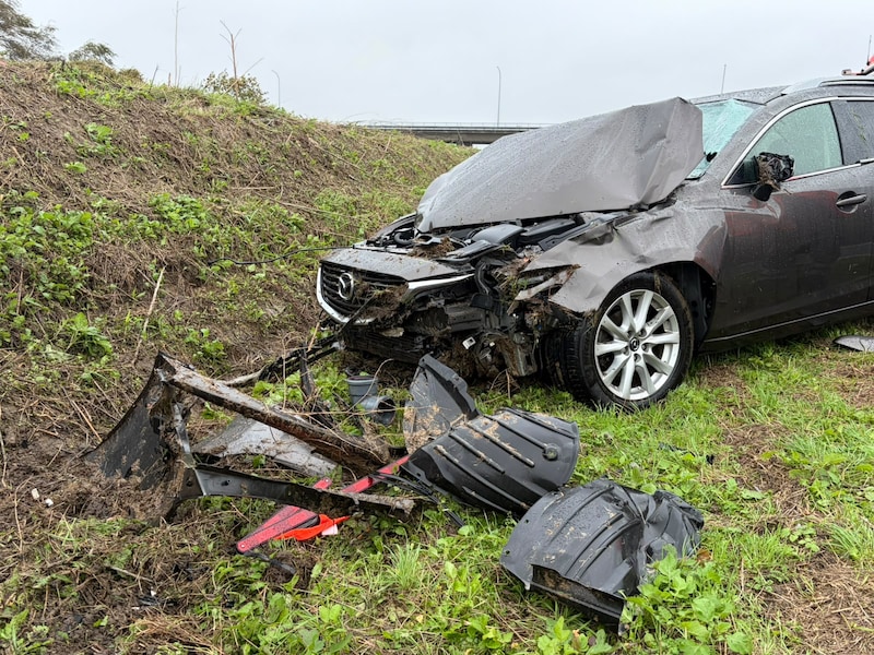 Tijdens hevige regenbui en rukwinden: auto belandt in berm langs A19 in Zonnebeke