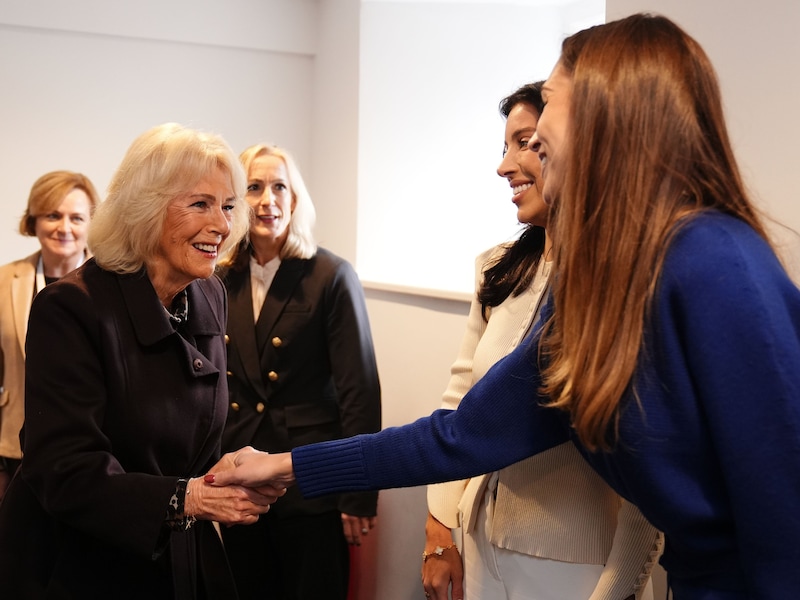 Camilla prijst overlevenden van huiselijk geweld en noemt hen “echte helden”