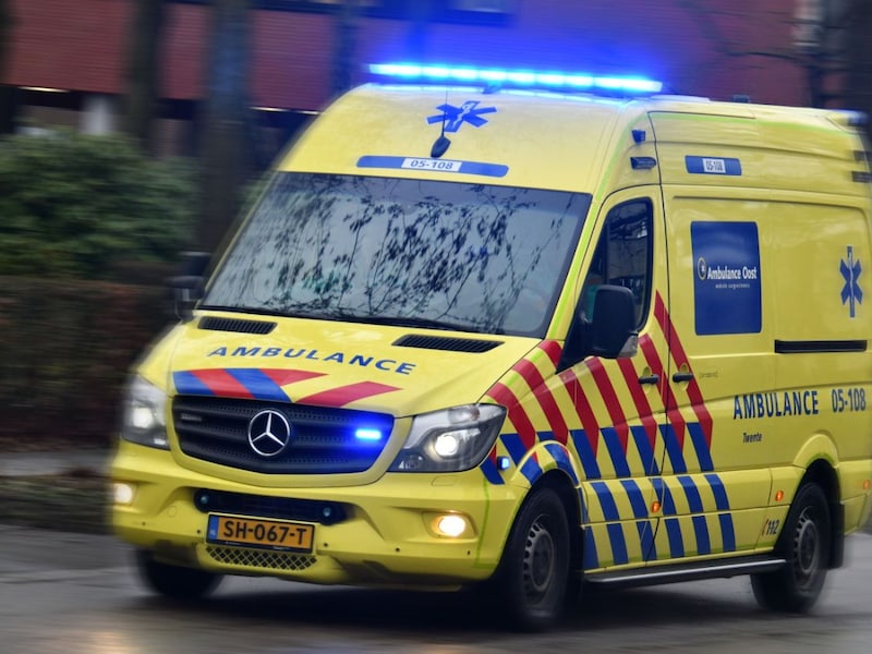 Auto tegen vangrail op Westerscheldetunnelweg in Hoek