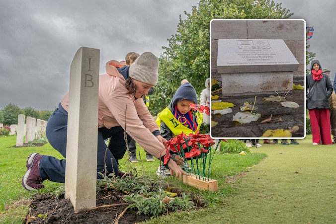 Kinderen onthullen UNESCO-plaquette op plek waar John McCrae ‘In ...