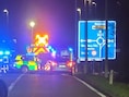 Wagen belandt op zijn dak aan Cosmosrotonde: “Bestuurder met gebroken arm afgevoerd”
