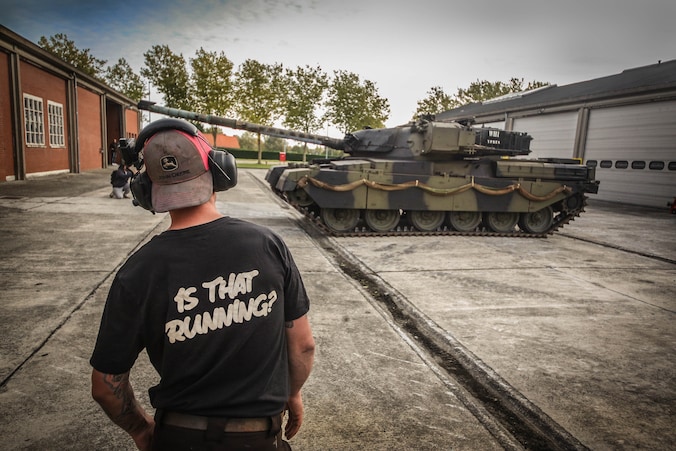 Treinbestuurder Seb (33) maakt 56 ton zware Britse tank weer rijvaardig ...