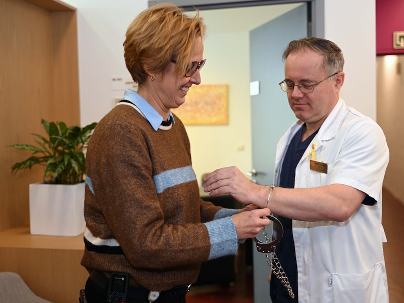 Waarom topdokter Ilse Degreef zichzelf vastketent aan decaan Chris Verslype: “Vraag me vooral niet waar ik die handboeien heb gehaald”