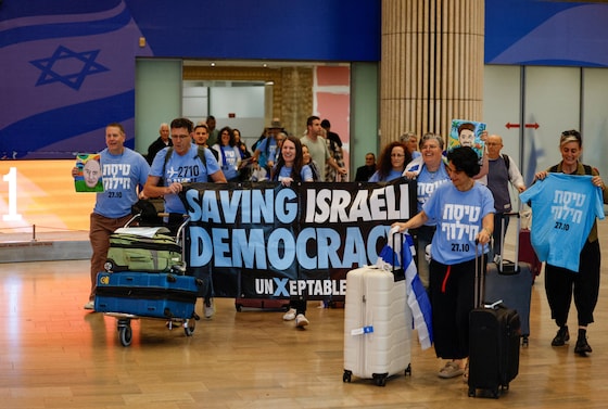 Uit San Francisco ingevlogen Israëli's bij hun aankomst op de internationale luchthaven Ben Gurion International Airport.