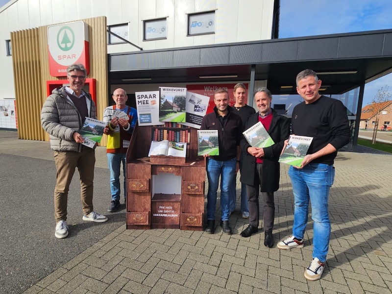 Spar Wiekevorst brengt dorpsgeschiedenis tot leven met 175 stickers: “Iedereen heeft wel een link met iemand in het boek”