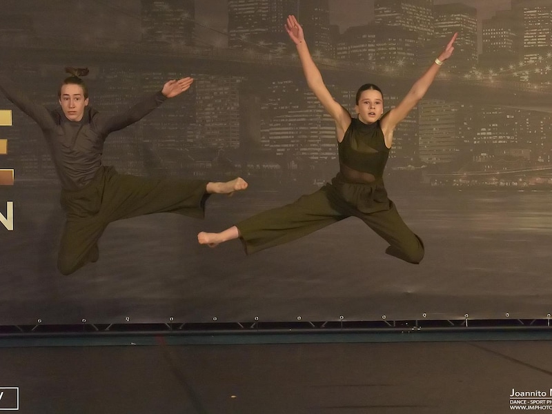 Oostkampse danstalenten Kaena (17) en Parel (15) trekken naar Turkije voor kampioenschap: “Ontzettend trots op onze dansers”