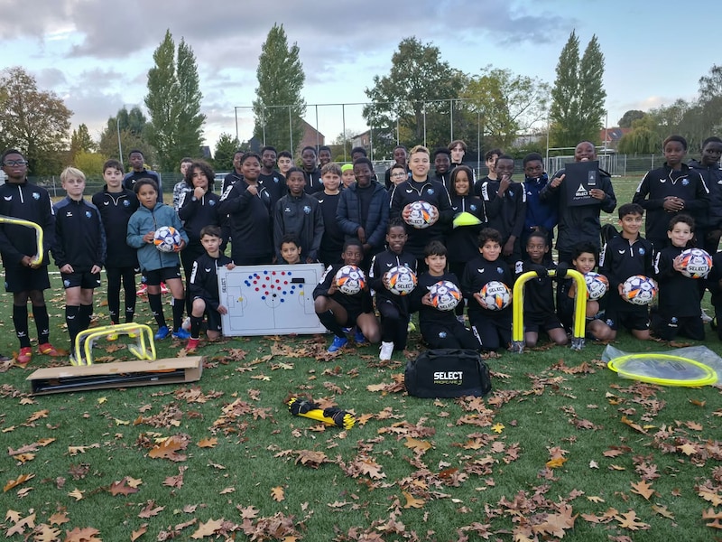 Voetbal Team MD Erembodegem wint materiaalpakket van 3.000 euro: "Zo kunnen we elk kind laten voetballen"