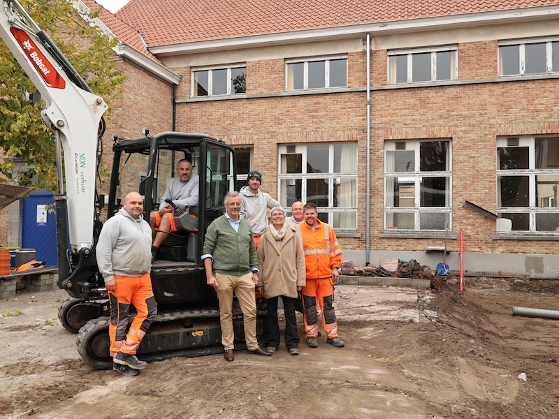 Stad Damme vergroent de speelplaats van basisschool Het Spoor in Sijsele