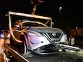 Automobilist rijdt in verboden richting en crasht op verkeerseiland vol materiaal in Izegem