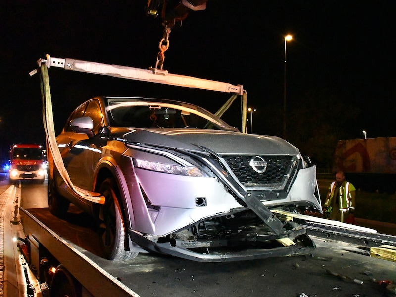 Automobilist rijdt in verboden richting en crasht op verkeerseiland vol materiaal in Izegem