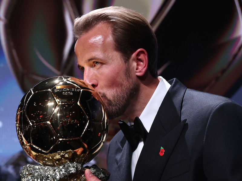 Na een topseizoen met 73 goals en 3 prijzen: Harry Kane wint zijn eerste Ballon d’Or!
