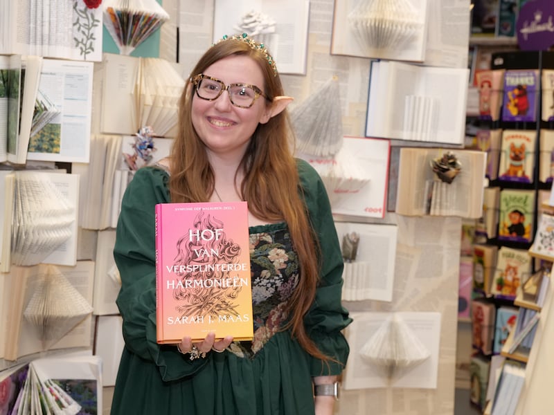 Fans staan tot na middernacht in de rij voor nieuw boek van Sarah J. Maas: “Ik heb speciaal vrij genomen om te kunnen lezen”