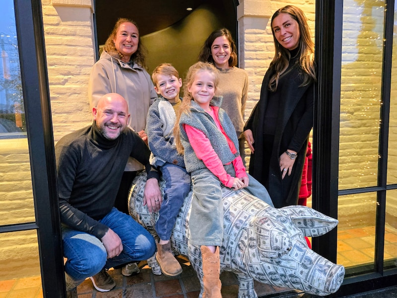 Mascotte restaurant Elckerlijc geveild voor goede doel: “Honderden mensen hebben foto op ons varken”