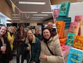 Tientallen fans verzamelen ’s nachts in Lochristi voor nieuw boek van Sarah J. Maas: “Ik ga vannacht nog beginnen lezen”