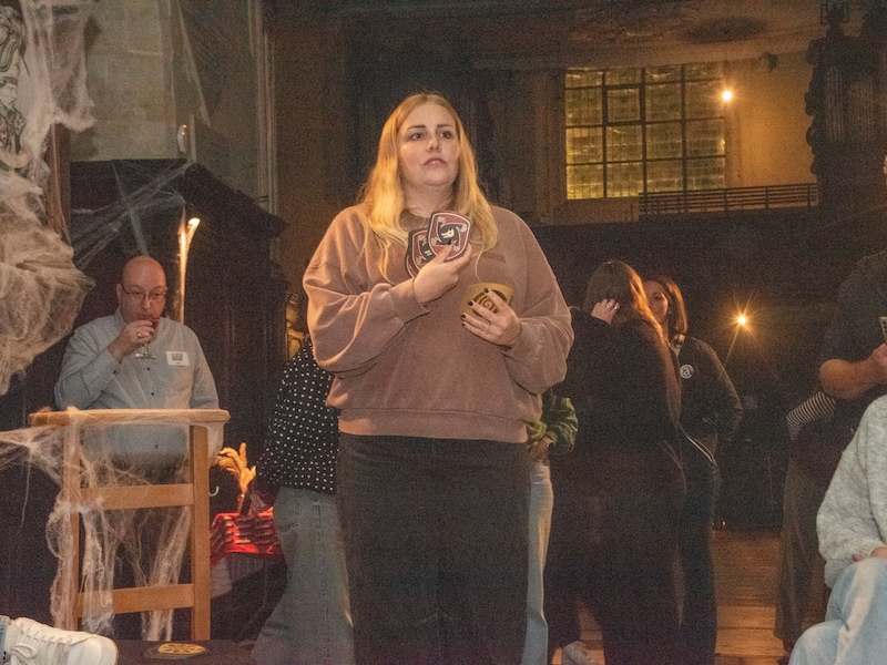 Jubileumeditie van populair kaartspel  gelanceerd onder de volle maan in kerk van Westrem