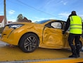 Botsing tussen vrachtwagen en Peugeot op kruispunt in Outrijve: bestuurster (25) naar ziekenhuis