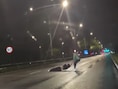 Beelden tonen hoe man ’s nachts van wegdek van A12 moet worden gesleept vlak bij Carré in Willebroek: “We hadden hem bijna omvergereden”