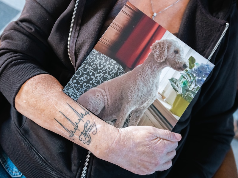 Dankzij haar tattoo draagt Christina hulphond Tiffany altijd bij zich: ‘Ik voelde dat ik dit moest doen’