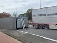 Oplegger met vijf stieren kantelt om op kruispunt in Knesselare