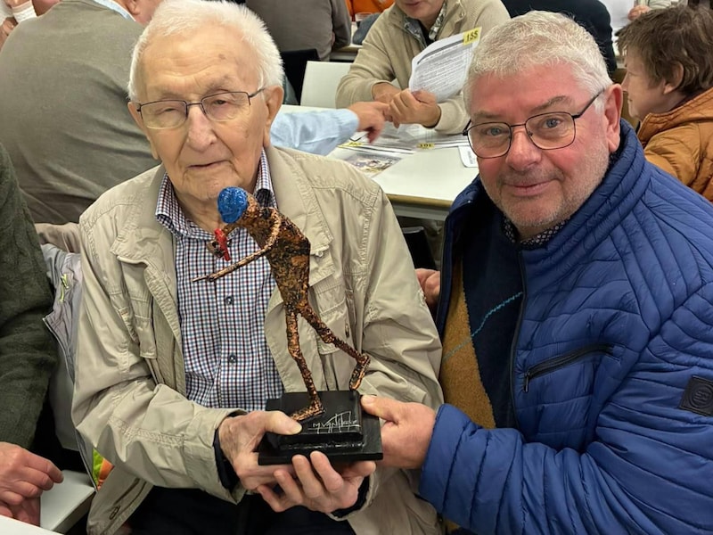 Marcel Mauws (99) krijgt trofee voor jarenlange trouw aan Molenlandzoektocht
