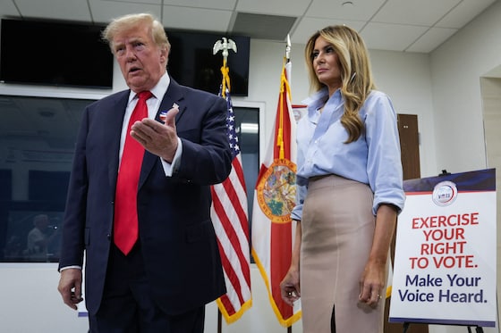 Donald Trump en zijn vrouw Melania in het stemlokaal.