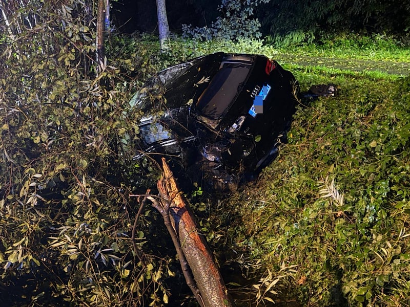 Voor tweede avond op rij schuift auto in gracht op kletsnatte A19 in Geluveld